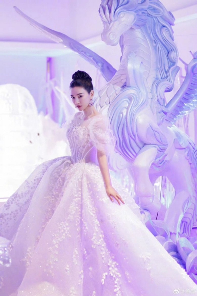 Huỳnh Dịch quấn 10 lớp màng nilon để eo thon gọn.