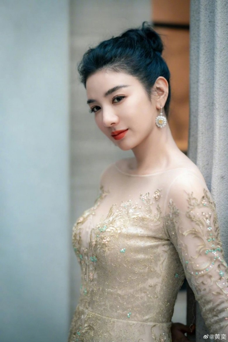 Nhiều người cho rằng cách làm đẹp của Huỳnh Dịch là độc hại.