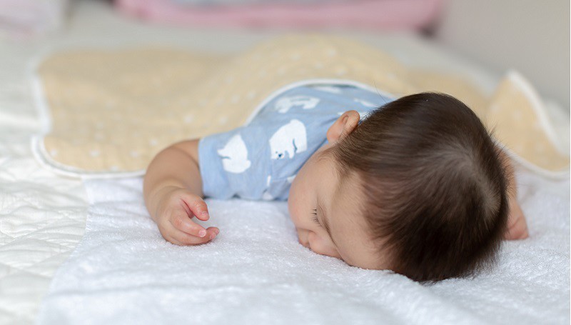 Khi trẻ ngủ sấp, mắt cá chân sẽ hướng vào trong hoặc hướng ra ngoài, nếu thường xuyên ngủ ở tư thế này sẽ ảnh hưởng không tốt đến sự phát triển thể chất của trẻ. 
