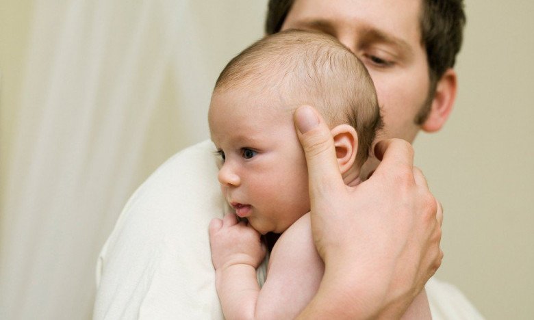 Vừa ôm con đẻ trong tay, chồng tôi cứ một mực bảo bác sĩ và y tá đã trao nhầm con. (Ảnh minh họa)