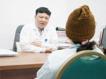 Đêm nghe tiếng cháu khóc bà ngoại hơn 40 tuổi lại chạy sang bế, khi cháu về nhà nội thì bà nhập viện tâm thần