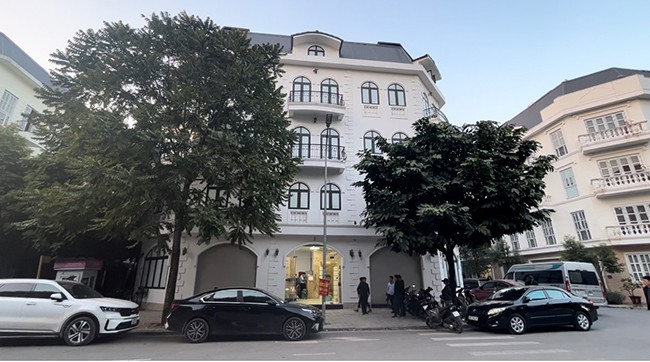 Kho hàng của L. là căn biệt thự 5 tầng nằm trong khu đô thị Đô Nghĩa, thuộc phường Yên Nghĩa, quận Hà Đông (Hà Nội). 