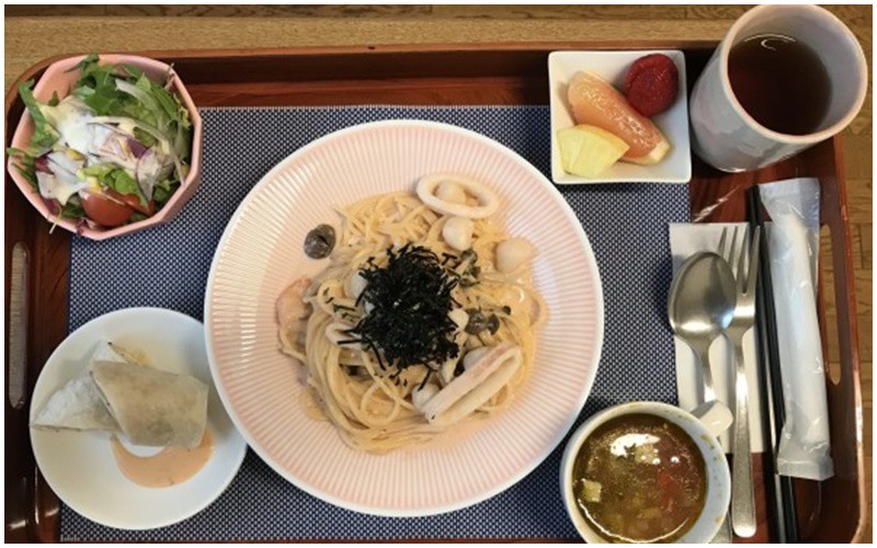 Nhiều bà mẹ ở các nước châu Á đều ngưỡng mộ với những bữa ăn ở cữ ngon miệng tại các bệnh viện ở Nhật Bản. 
