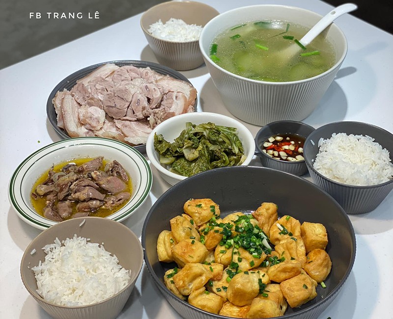 Thỉnh thoảng “đổi gió” cho cả nhà, chị Trang sẽ nấu các món bún, phở hoặc nui hay mì Ý thay cho bữa cơm hàng ngày.
