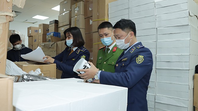 Thời điểm kiểm tra, phần lớn hàng hóa không có tem nhãn phụ bằng tiếng Việt Nam, chưa rõ nguồn gốc xuất xứ. Quản lý kho hàng chưa xuất trình được các giấy tờ chứng minh tính hợp pháp của hàng hóa.