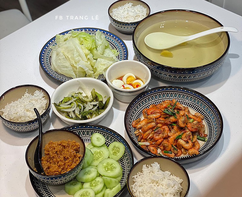 Với chị Trang, bữa cơm gia đình là thời điểm để các thành viên gắn kết lại với nhau sau một ngày học tập và lao động mệt mỏi.
