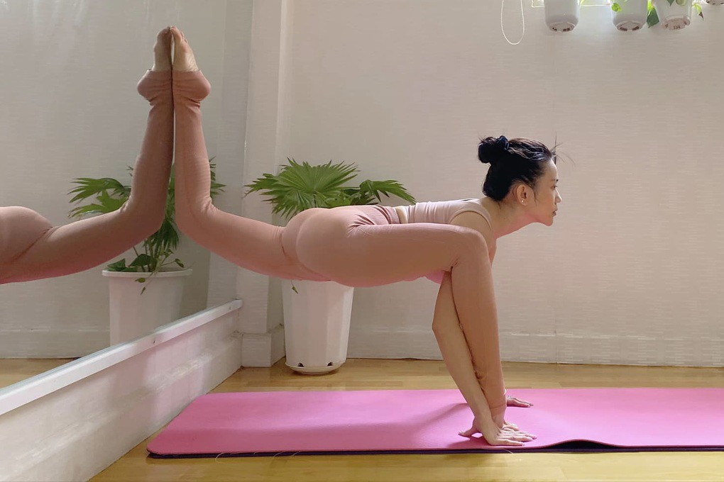 Để có được vóc dáng cân đối và đường cong quyến rũ như hiện tại, Sĩ Thanh đã phải trải qua thời gian dài kiên trì tập thể dục thể thao. Ngày xưa cô tập cả gym, pilates nhưng yoga mới chính là chân ái của người đẹp.