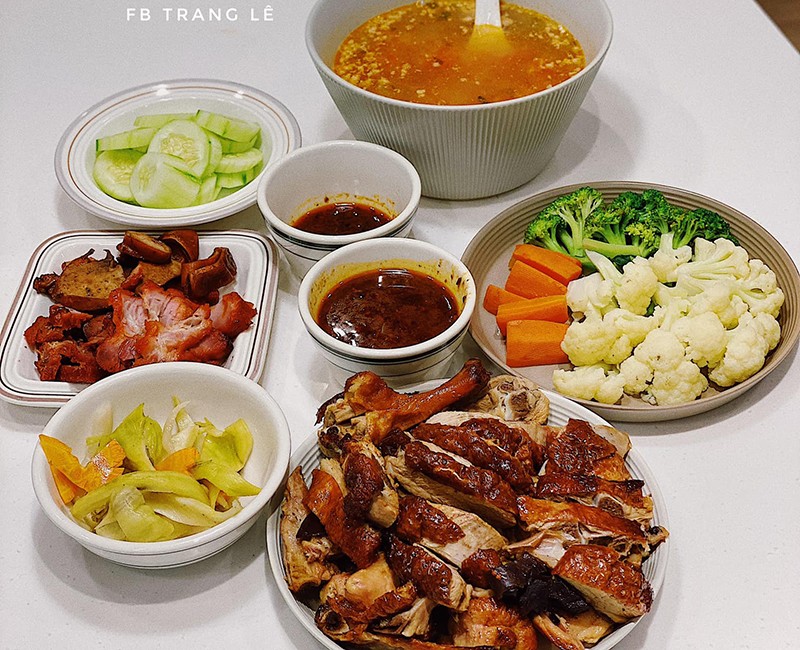 Cùng tham khảo thêm thực đơn các bữa cơm ngon nhà chị Trang. Bữa này gồm có: Vịt quay đi mua - Canh chua thịt băm - Rau củ luộc.
