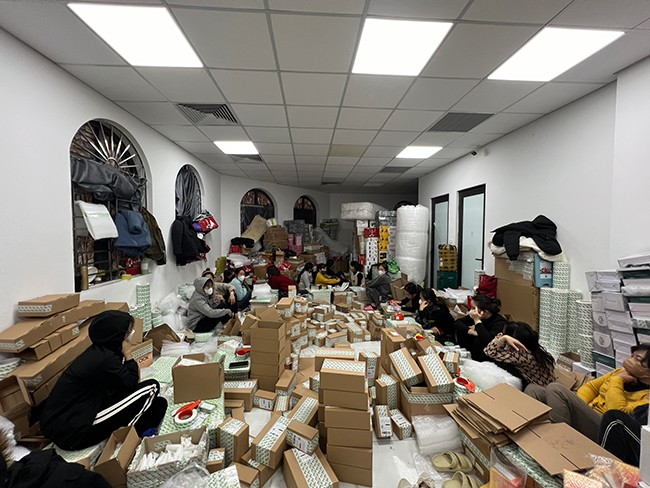 Mỗi tầng rộng trên 100m2 là nơi chứa hàng hóa. Toàn bộ diện tích bên trong căn biệt thự, kể cả cầu thang lên xuống cũng chất đầy hàng hóa.