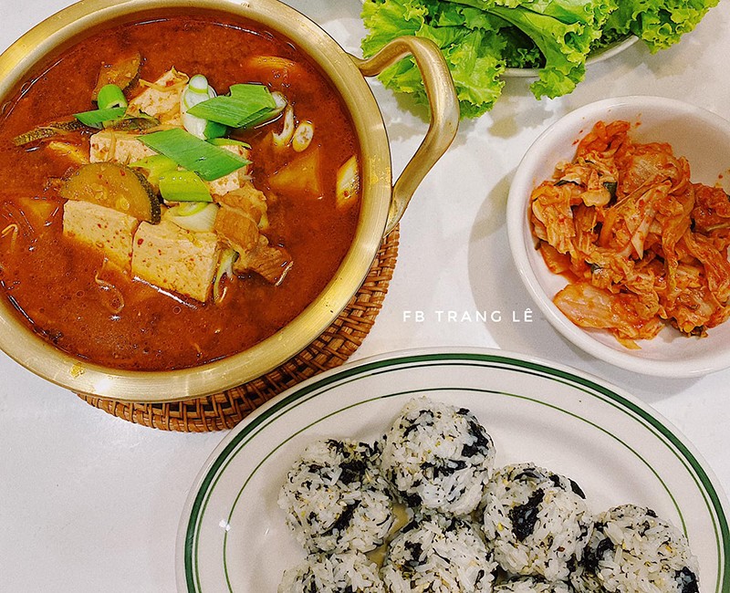 Một bữa korean food gồm: - gà xào bắp cải - cơm nắm rong biển - canh tương đậu
