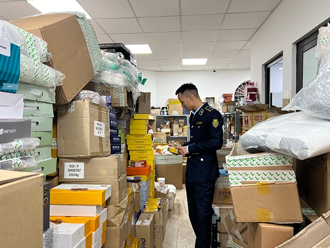 Tại thời điểm kiểm tra, trên 50 nhân viên có mặt ở các tầng đang đóng gói, dán đơn lên các sản phẩm vừa được chốt đơn trong phiên livestream trước đó.