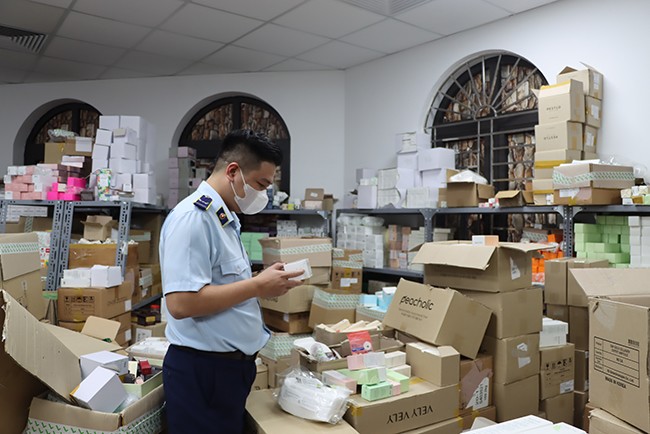 Mới đây, kho hàng khủng của hot girl N.H.M.L. bị kiểm tra đột xuất thu hút đông đông đảo sự quan tâm từ cộng đồng mạng. N.H.M.L. là hotgirl nổi tiếng trong kinh doanh hàng hóa online trên nhiều nền tảng từ TikTok, Instagram, Facebook cũng như website với tên gọi Mailystyle.com.