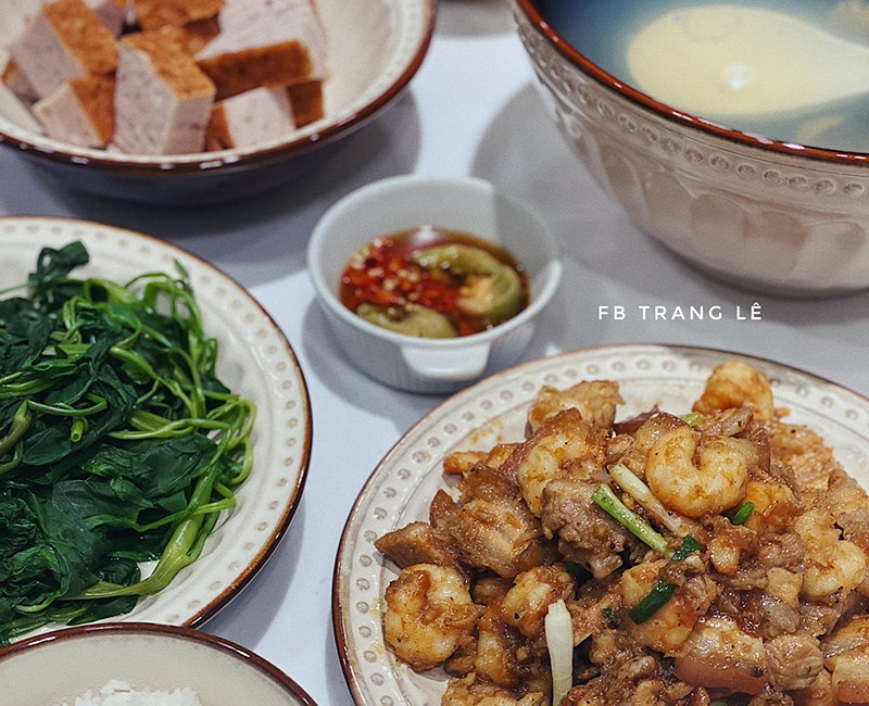Để bữa cơm gia đình thêm hấp dẫn, chị Trang rất chăm chỉ thay đổi thực đơn hàng ngày. 9X chia sẻ, mình thường xen kẽ nấu các bữa thịt, cá, hải sản hay vác món kho, luộc, chiên rán… để không bị nhàm chán.
