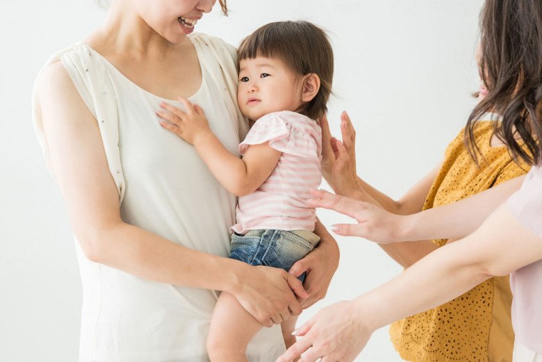 Nhiều đứa trẻ có tính cách trái ngược khi ở nhà và ra đường khiến bố mẹ vô cùng khó hiểu (Ảnh minh hoạ).