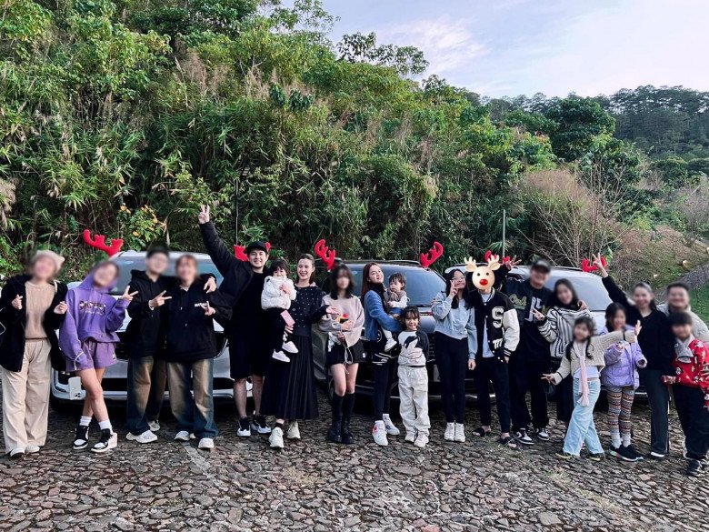 Ca sĩ Phạm Quỳnh Anh và bạn trai đưa 3 con gái đi chơi lễ Giáng sinh.