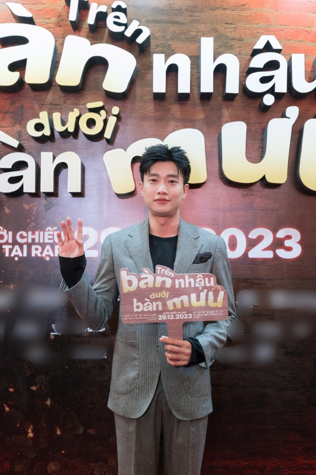 Diễn viên Quốc Trường xuất hiện điển trai.