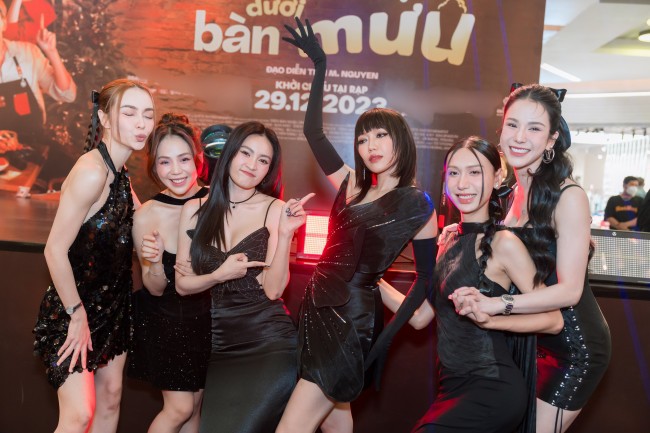 Dàn Chị Đẹp Đạp Gió Rẽ Sóng tới ủng hộ phim mới của Diệu Nhi.