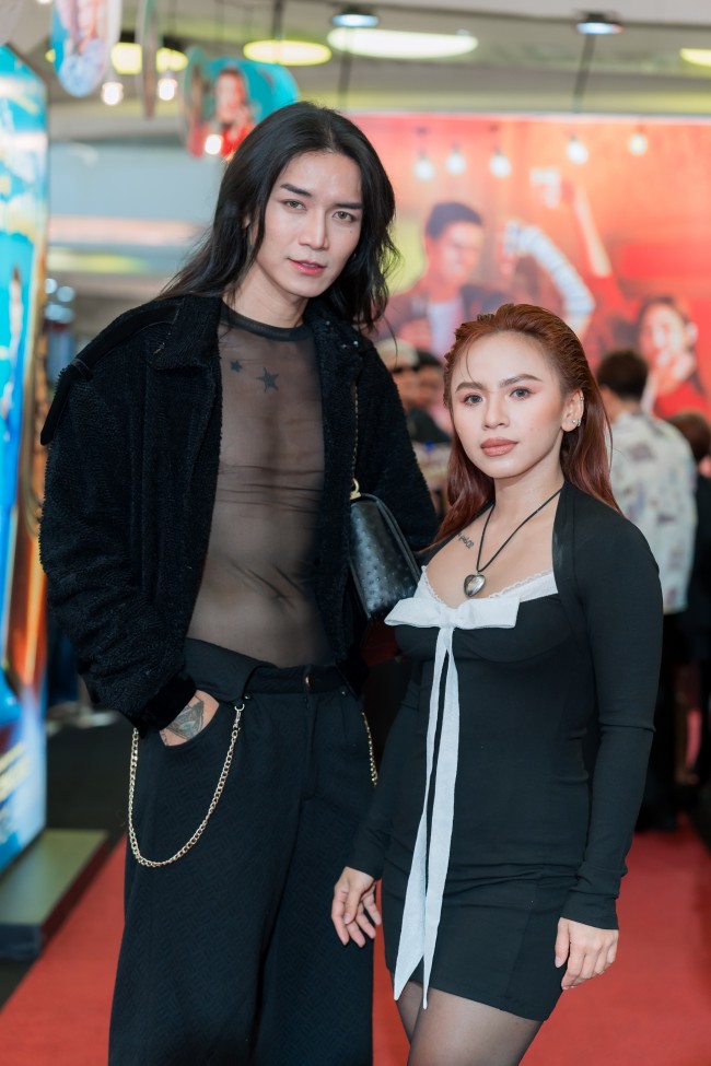 BB Trần gây chú ý với phong cách thời trang lạ.