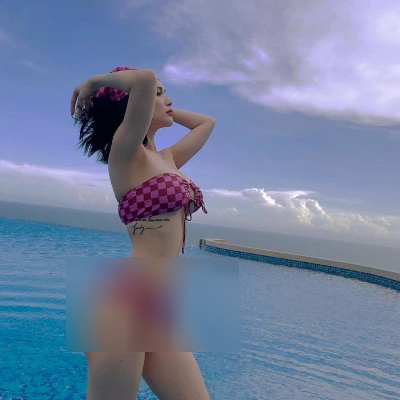 Tấm hình chụp ở góc nghiêng của người đẹp còn khiến nhiều người ngờ vực liệu rằng cô có tác động photoshop hay không khi 3 vòng quá cong võng.