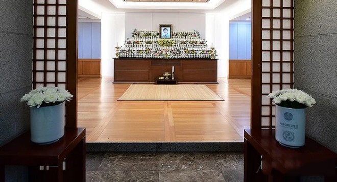 Tang lễ diễn ra riêng tư với gia đình và bạn bè.