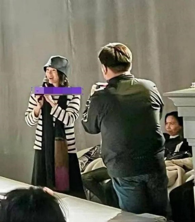 Cô vui vẻ đi sự kiện hậu ly hôn.