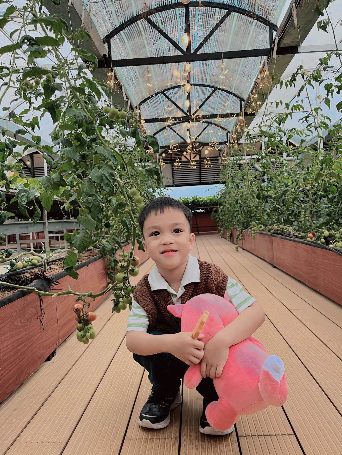 Cậu con trai của Thanh Ngọc từng chỉ nặng 1,4 kg khi chào đời, nay ngày càng khôn lớn, kháu khỉnh.