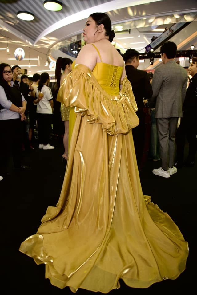 Thiết kế đầm ôm sát cơ thể, khoe trọn đường cong của nữ diễn viên.