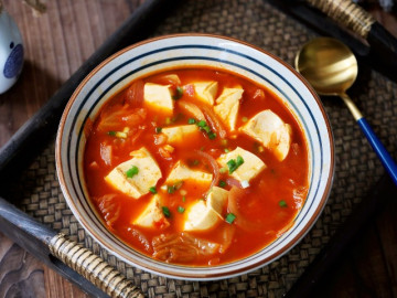 Canh kim chi đậu phụ vừa ngon lại dễ nấu, nóng hôi hổi cho bữa ăn mùa đông