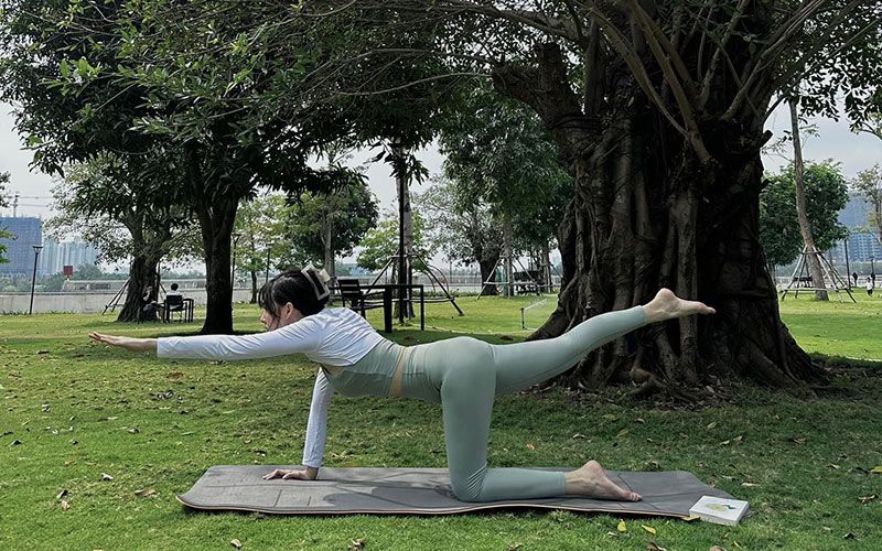 Tường San cũng chăm chạy bộ, tập gym, kết thân với yoga nhiều năm qua để giữ gìn số đo hoàn hảo 83-56-84cm. 
