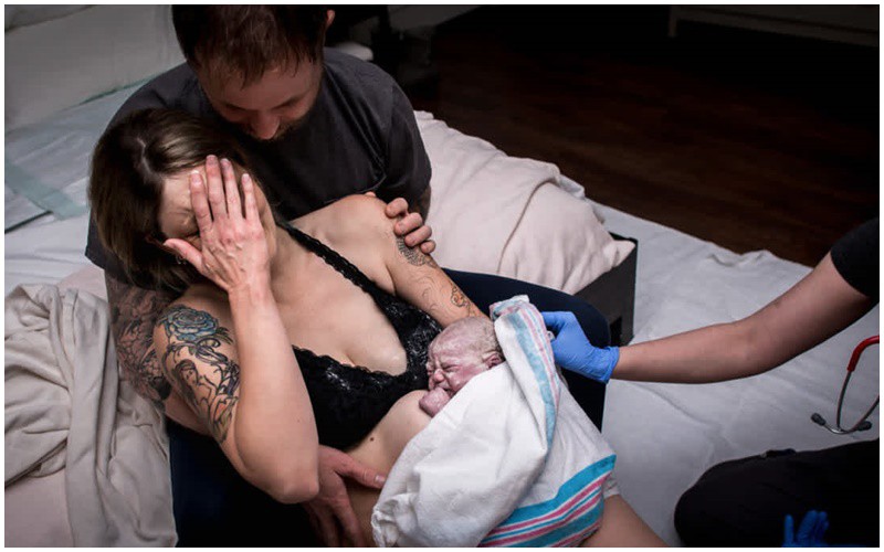 Bà mẹ này đã không kìm được nước mắt khi ôm con mới sinh vào lòng sau ca vượt cạn khó khăn. 
