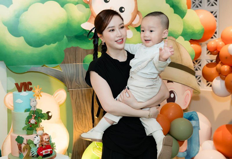 Bảo Thy - Phan Lĩnh hạ sinh con trai đầu lòng Victor vào năm 2021, hiện tại cậu bé 2 tuổi.
