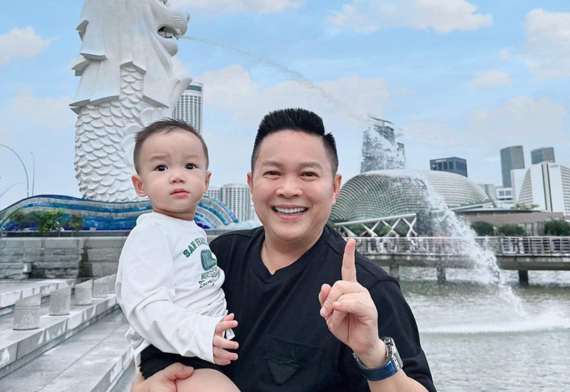 Hay trong những lần đi du lịch, trải nghiệm cuộc sống, ông bố bỉm Phan Lĩnh được khen ngợi khi rất chăm bế ẵm con trai, thích thú chụp ảnh lưu giữ những kỉ niệm đẹp bên cạnh con yêu.
