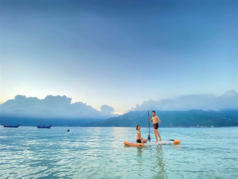 Bạn có thể thuê thuyền kayak để tham quan một số khu vực xung quanh Hòn Nưa.
