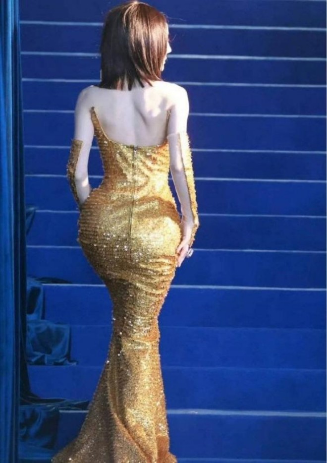 Địch Lệ Nhiệt Ba sở hữu vòng 3 khiến khán giả trầm trồ.