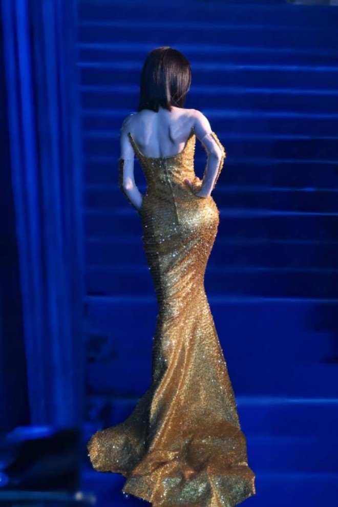 Khoảnh khắc bước lên cầu thang của cô gây sốt mạng xã hội.