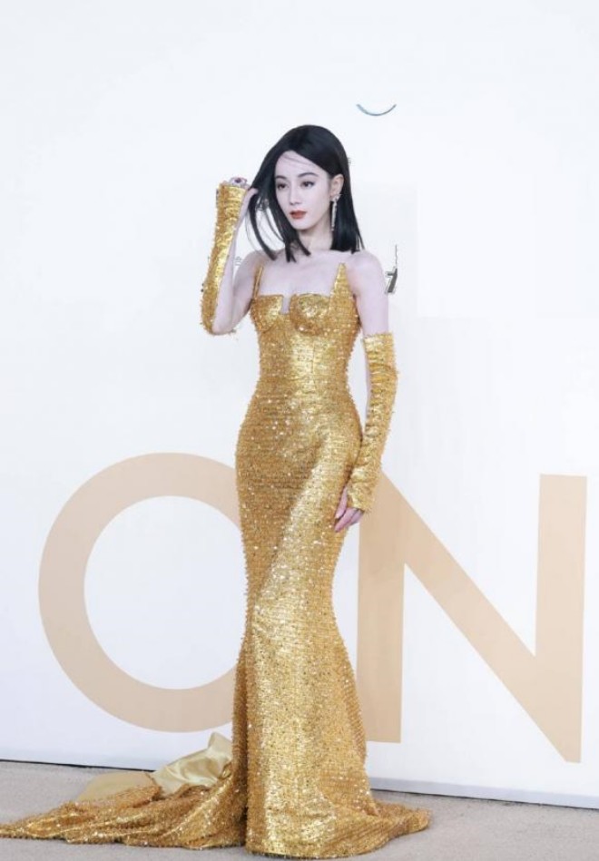 Body của Địch Lệ Nhiệt Ba là mơ ước của rất nhiều người.