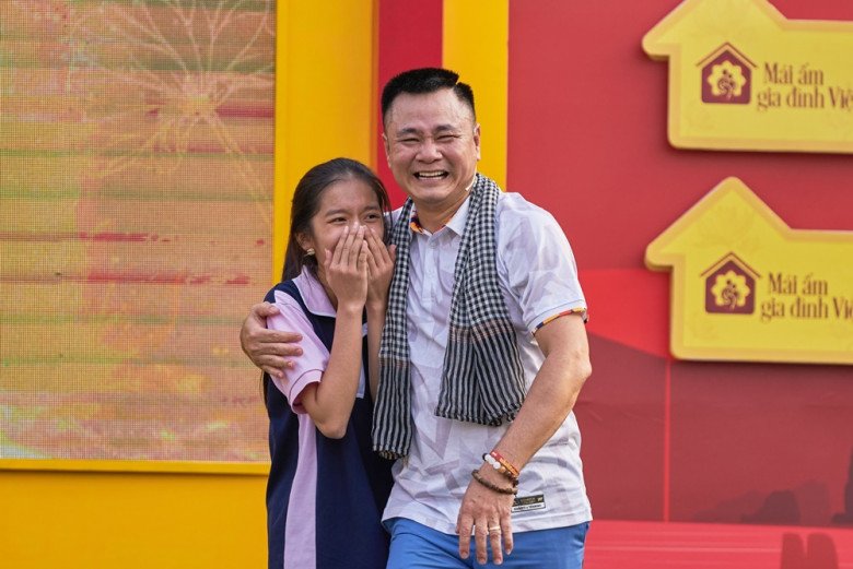 NSND Tự Long kể anh từng bán kem, xách vữa khiến bản thân sớm trưởng thành.