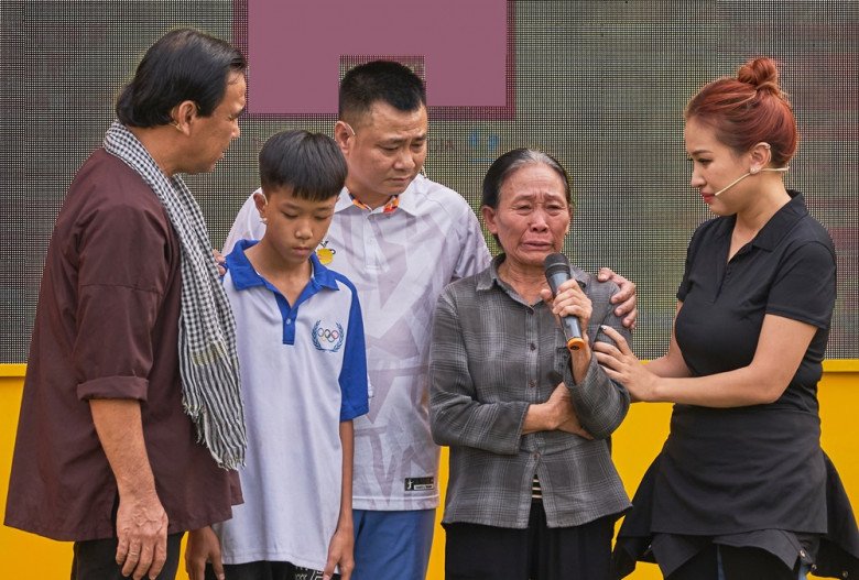 Tự Long chia sẻ tuổi thơ sống với bà từ nhỏ.