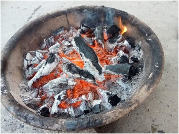 Sáng mùa đông, sản phụ mới đẻ hú hồn thấy mẹ bê chậu than lên bắt hơ