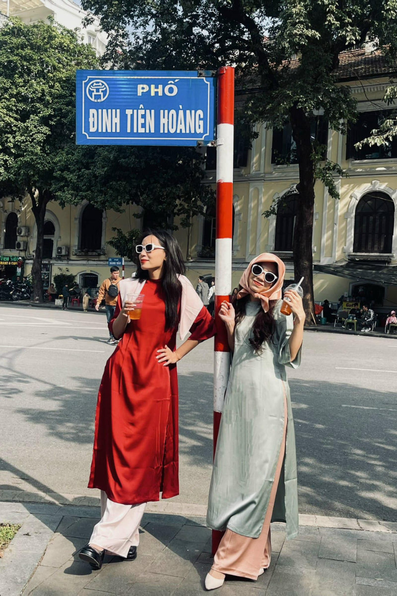 Thời tiết hiện tại ở Hà Nội cực kỳ phù hợp để xuống phố, diện áo dài và tạo nên những bức ảnh thật đẹp để chào đón năm 2024 đầy mới mẻ.
