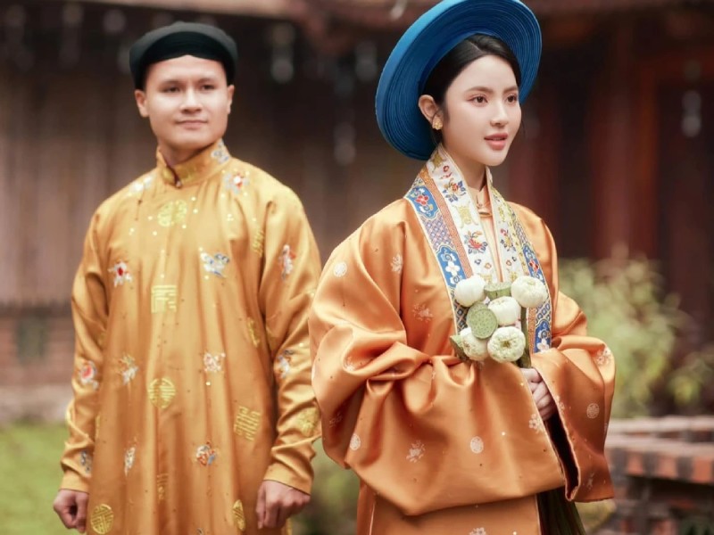 Sau lễ dạm ngõ, hình ảnh đầu tiên trong bộ ảnh cưới của tiền vệ Nguyễn Quang Hải và Chu Thanh Huyền đã được hé lộ. Theo đó, nam cầu thủ chọn trang phục truyền thống để thực hiện bộ ảnh cưới vì muốn tôn vinh cổ phục Việt.
