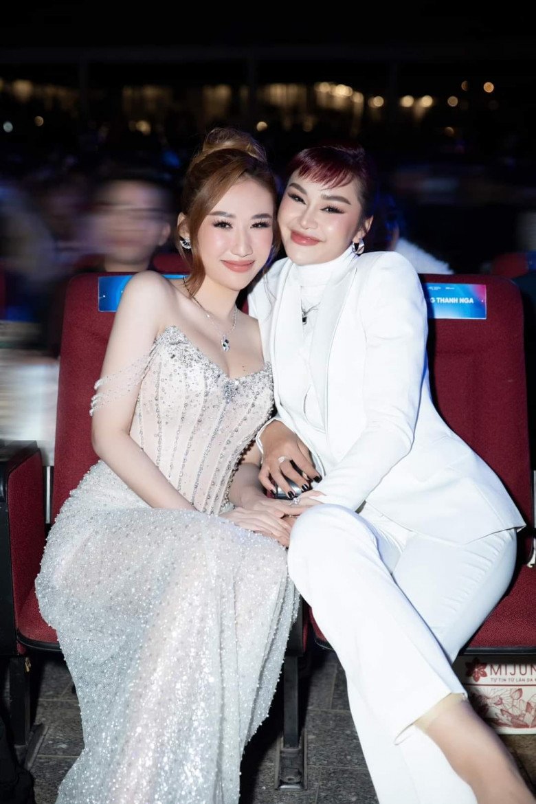 Thành công sau cuộc thi lớn của năm, Lê Thu Trang là cái tên được nhiều nhãn hàng, NTK ưu ái. Mới đây, cô có dịp xúng xính váy áo trong 1 sự kiện. Người đẹp diện vest trắng khoe sắc bên nữ doanh nhân Nguyễn Huỳnh Như.