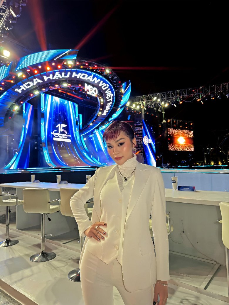 Khoảnh khắc Lê Thu Trang chụp hình với điện thoại trong sự kiện cũng cho thấy layout make-up lần này của người đẹp rất cá tính.