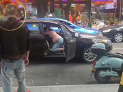 Tin tức - Chồng ngoại tình, vợ không đánh ghen mà lao vào ôm "tiểu tam" khóc nức nở khiến dân tình xôn xao