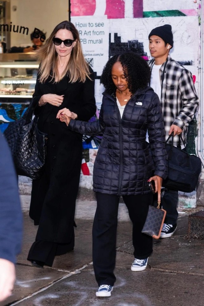 Pax Thiên xuất hiện bên cạnh mẹ và em gái.