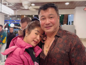 Một cô gái 17 tuổi từng trèo tường vào tận phòng để gặp tài tử Lý Hùng, giờ là nữ danh hài đình đám