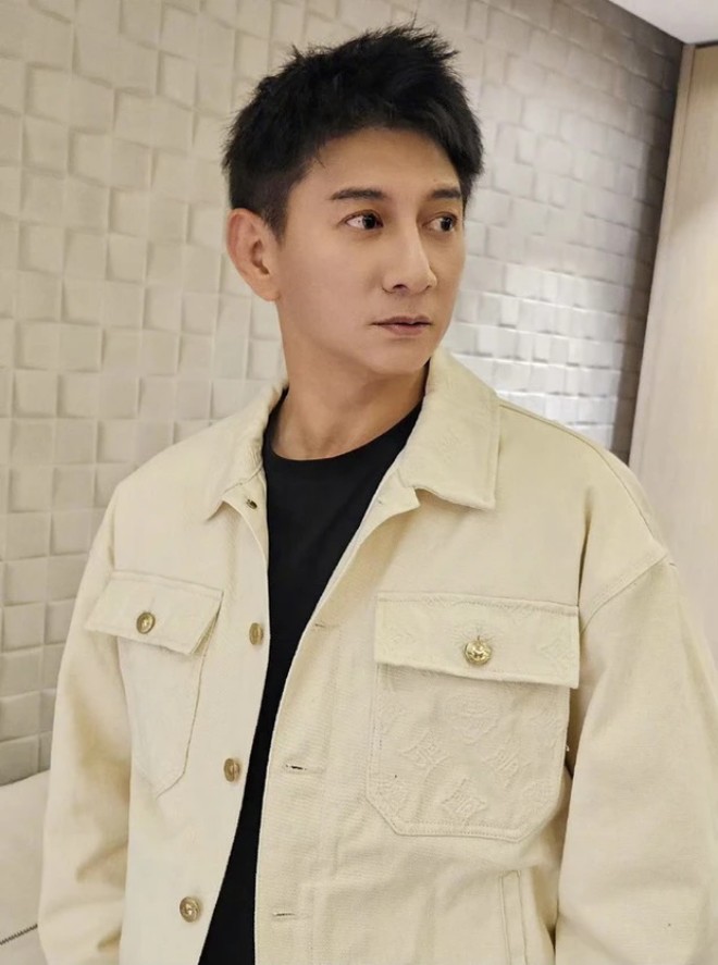 Ngô Kỳ Long đăng ảnh mới trẻ trung, giảm cân nhưng không nhắc đến vợ.