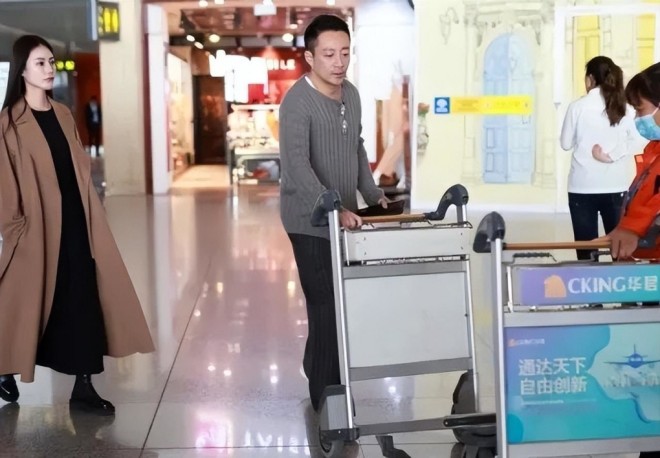 Uông Tiểu Phi không ngại khi phóng viên chụp hình anh và người đẹp.