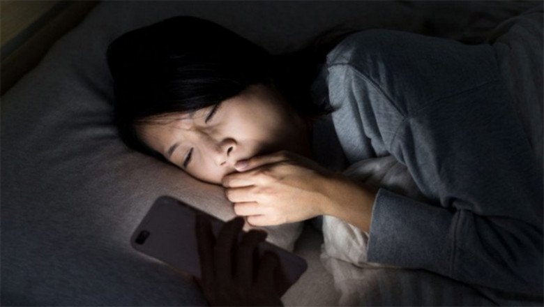 Mẹ bầu không nên thức khuya nghịch điện thoại vì bất lợi cho sự phát triển của thai nhi. (Ảnh minh họa)