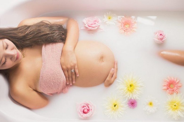 Một số mẹ bầu có thói quen tắm nước quá nóng, nhất là trong mùa đông giá lạnh vì cảm thấy sảng khoái, xua tan mệt mỏi nhưng rất có lợi cho thai nhi trong bụng. (Ảnh minh họa)